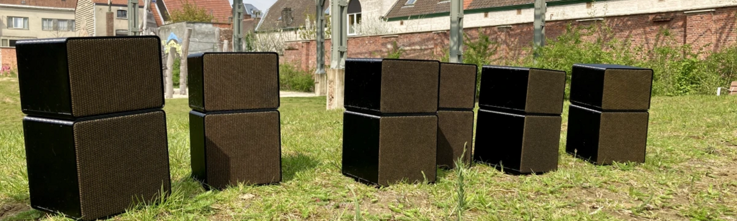 A chorus of footsteps couleur